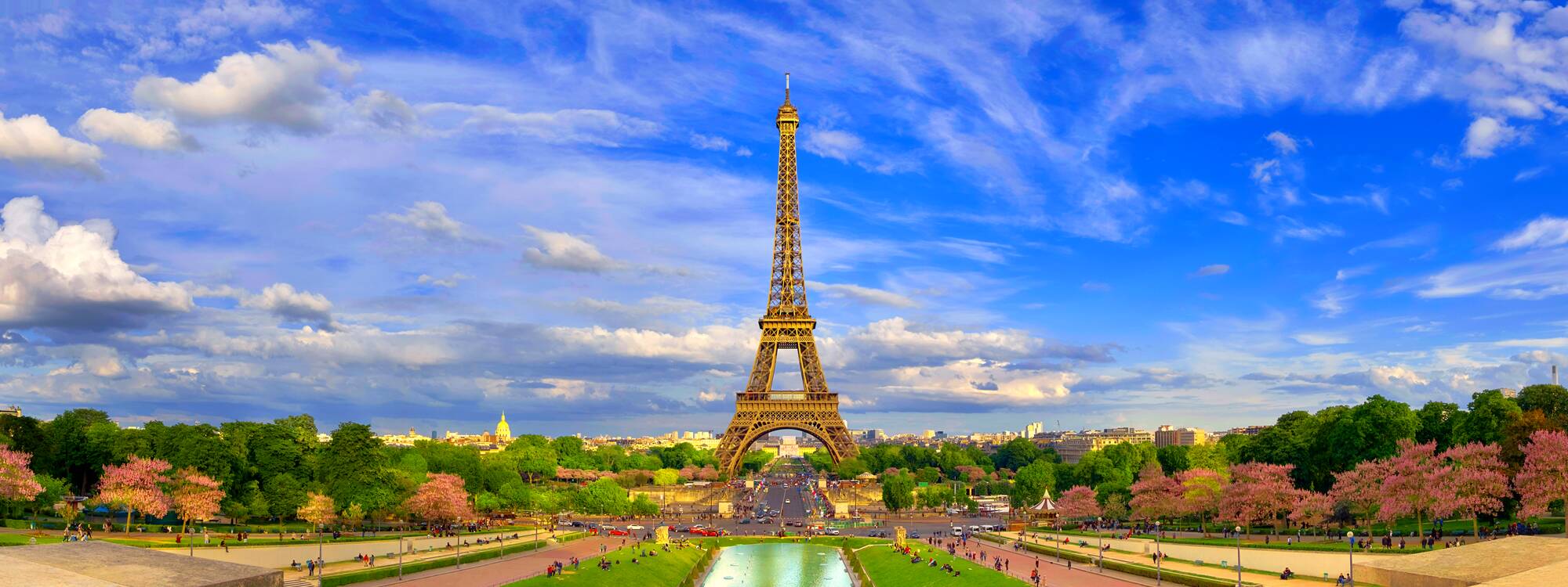 Eiffelturms im Frühjahr in Paris