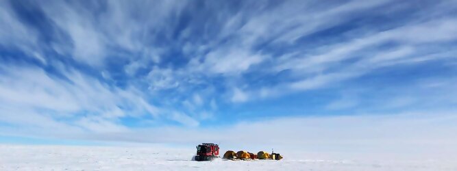 Trip Azoren beliebtes Urlaubsziel – Antarktis - Null Bewohner, Millionen Pinguine und feste Dimensionen. Am südlichen Ende der Erde, wo die Sonne nur zwischen Frühjahr und Herbst über dem Horizont aufgeht, liegt der 7. Kontinent, die Antarktis. Riesig, bis auf ein paar Forscher unbewohnt und ohne offiziellen Besitzer. Eine Welt, die überrascht, bevor Sie sie sehen. Deshalb ist ein Besuch definitiv etwas für die Schatzkiste der Erinnerung und allein die Ausmaße dieser Destination sind eine Sache für sich. Du trittst aus deinem gemütlichen Hotelzimmer und es begrüßt dich die warme italienische Sonne. Du blickst auf den atemberaubenden Gardasee, der in zahlreichen Blautönen schimmert - von tiefem Dunkelblau bis zu funkelndem Türkis. Majestätische Berge umgeben dich, während die Brise sanft deine Haut streichelt und der Duft von blühenden Zitronenbäumen deine Nase kitzelt. Du schlenderst die malerischen, engen Gassen entlang, vorbei an farbenfrohen, blumengeschmückten Häusern. Vereinzelt unterbricht das fröhliche Lachen der Einheimischen die friedvolle Stille. Du fühlst dich wie in einem Traum, der nicht enden will. Jeder Schritt führt dich zu neuen Entdeckungen und Abenteuern. Du probierst die köstliche italienische Küche mit ihren frischen Zutaten und verführerischen Aromen. Die Sonne geht langsam unter und taucht den Himmel in ein leuchtendes Orange-rot - ein spektakulärer Anblick.